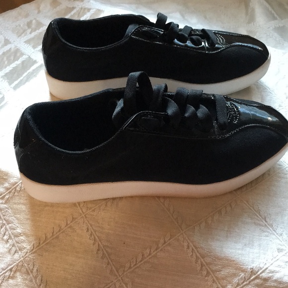 Puma Sneakers, Black with Patent Leather, Size 6 - Picture 7 of 7
